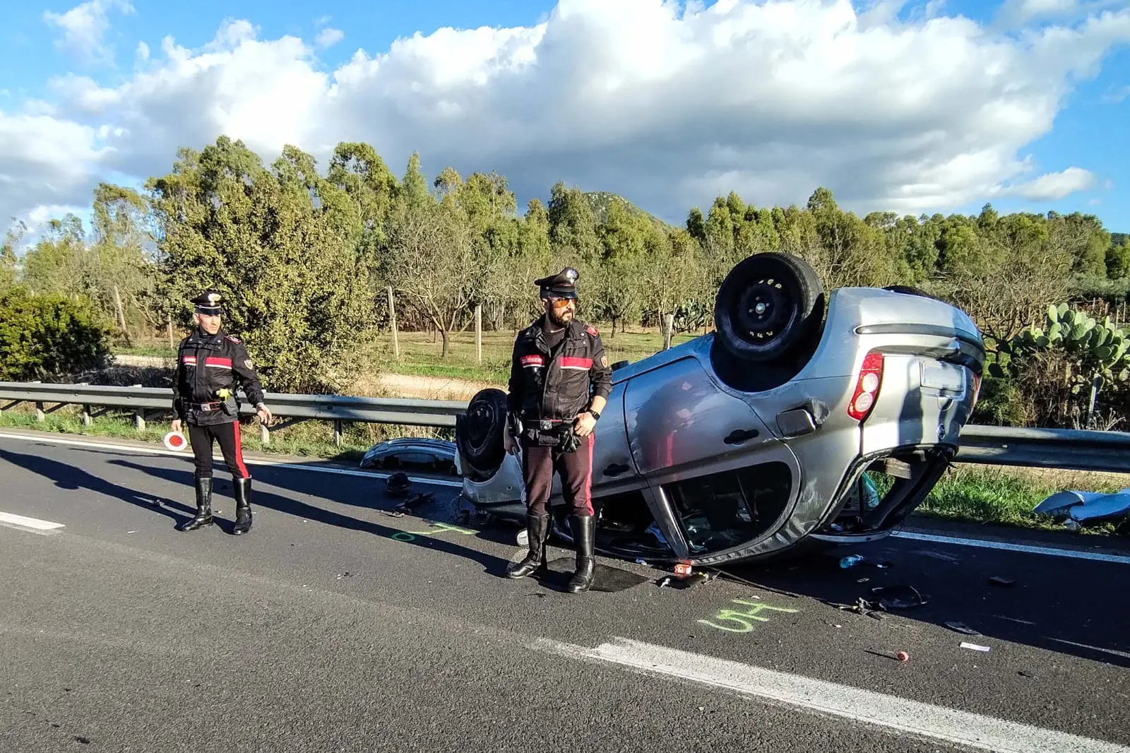 L'auto ribaltata sulla Sp2 (Angelo Cucca)