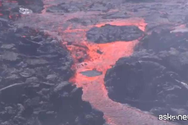 L'eruzione del vulcano Fagradalsfjall in Islanda: le spettacolari immagini