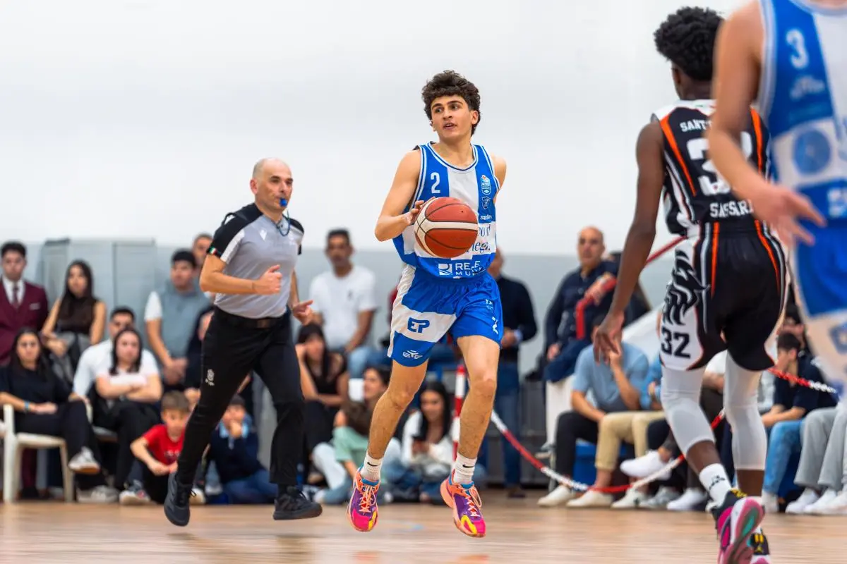 Una fase di gioco di Gara 2 tra Dinamo e Sant'Orsola (foto Dinamo Basket)