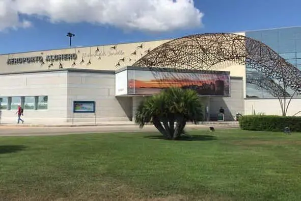 L'aeroporto di Alghero (Ansa)