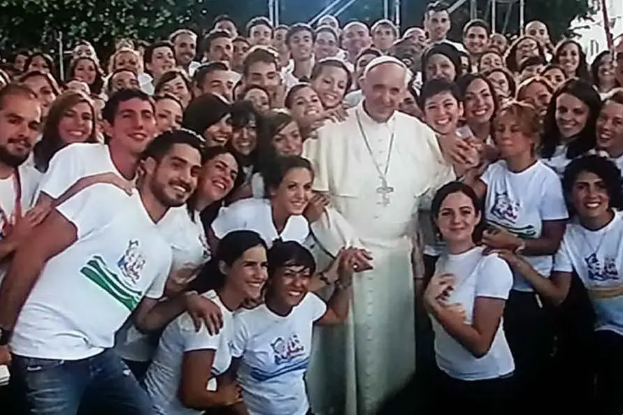 Papa Francesco tra i giovani sul palco di via Roma