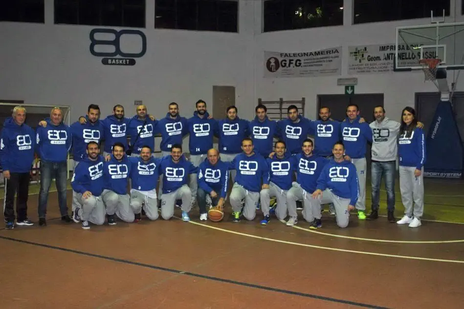 Foto di squadra per la 80&Co. Basket
