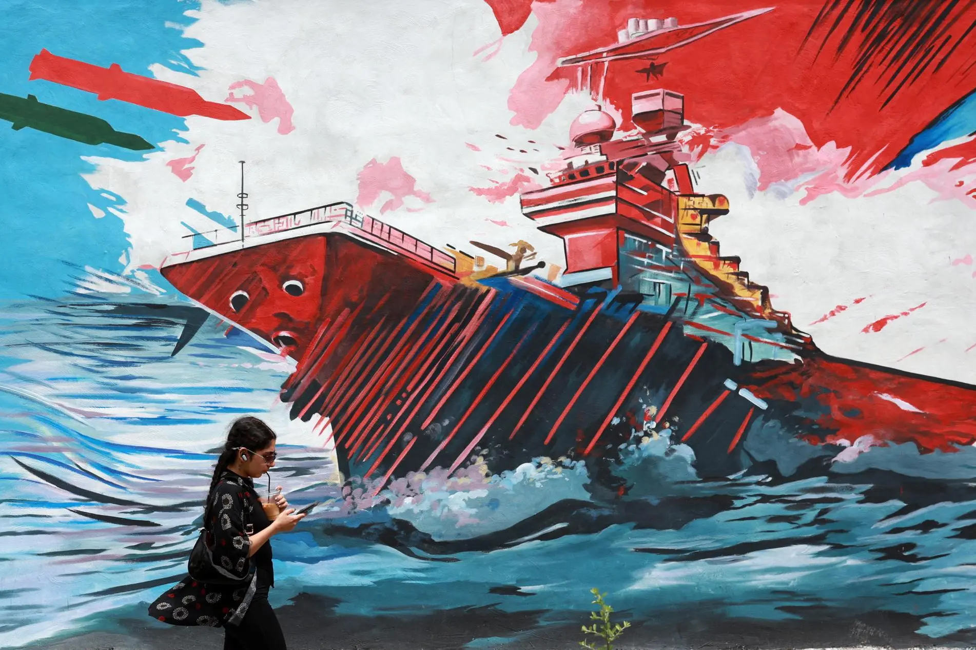 Un murale antiamericano in una strada di Tehran (Ansa)