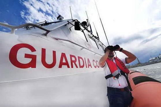 Palau, sequestrati 2,5 chili di tonno scaduto: multa da 6.500 euro