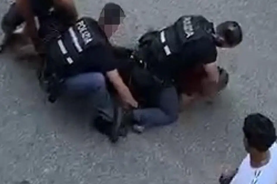 «Aiuto, basta»: muore durante il fermo