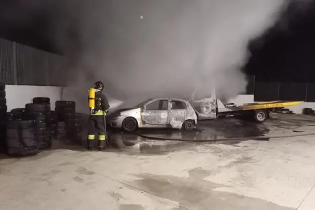Die verbrannten Fahrzeuge (Foto Secci)