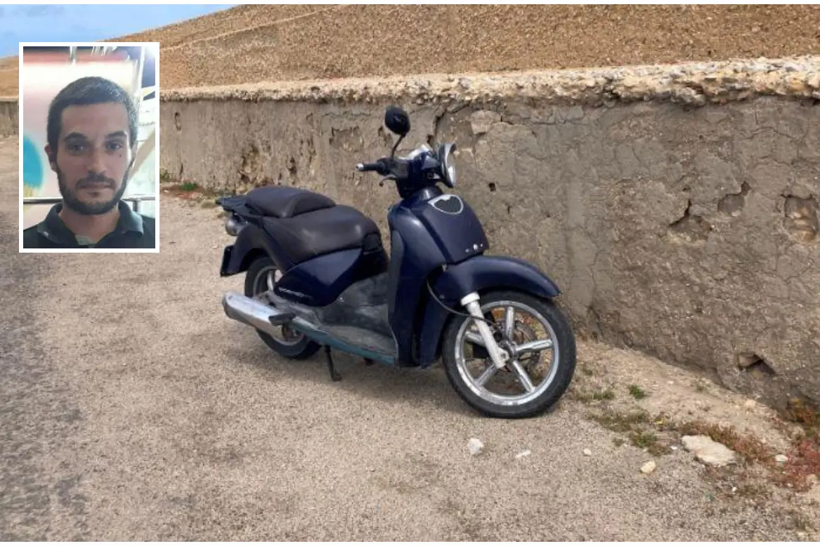 Giovannino Pinna e lo scooter usato dai due sub (foto Pala)