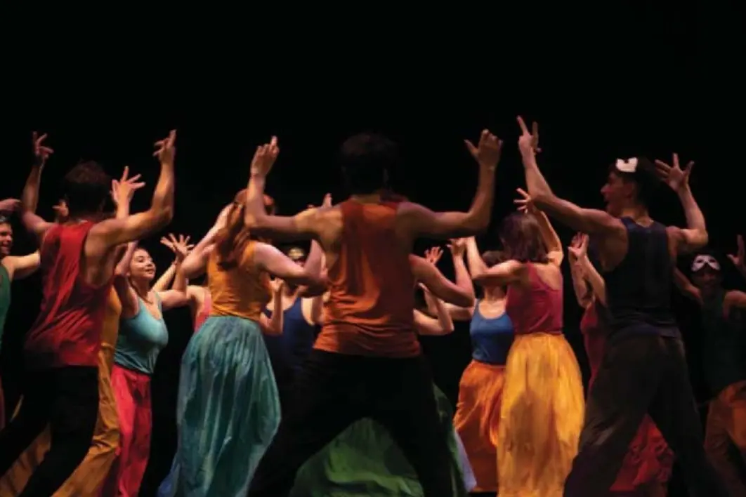 Una coreografia dello spettacolo (foto ufficio stampa)