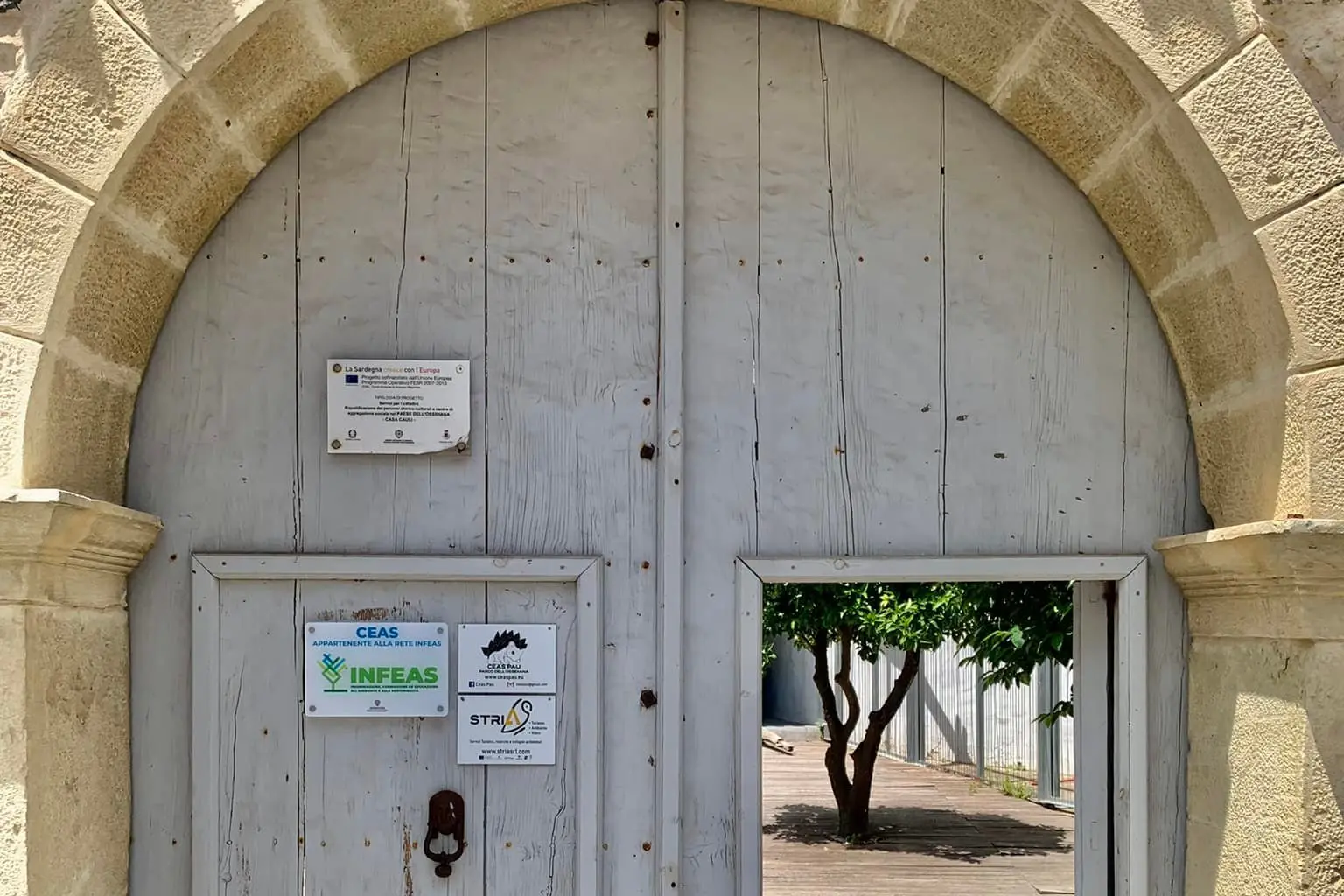 L'ingresso della sede del CEAS a Pau (foto concessa)