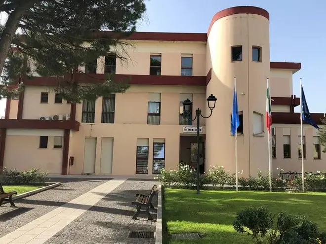 Capoterra, armed with a knife at City Hall: "The mayor owes me money." The man was stopped by an off-duty police officer. Il Comune di Capoterra