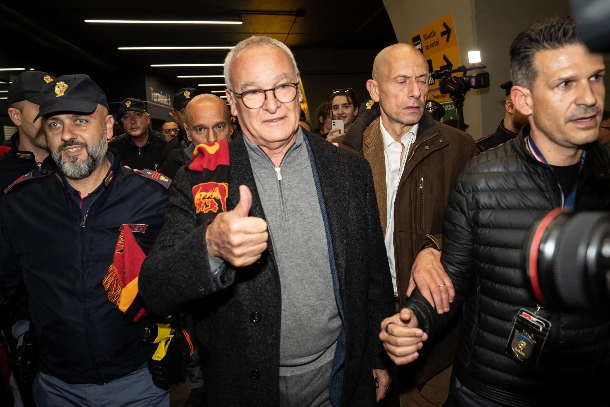 Claudio Ranieri al rientro a Roma dopo l'accordo coi Friedkin (foto Ansa)