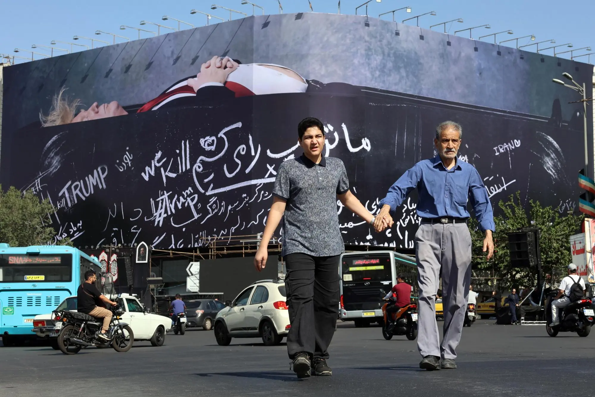 La raffigurazione di Trump in una bara in piazza Enghelab a Teheran (Ansa)