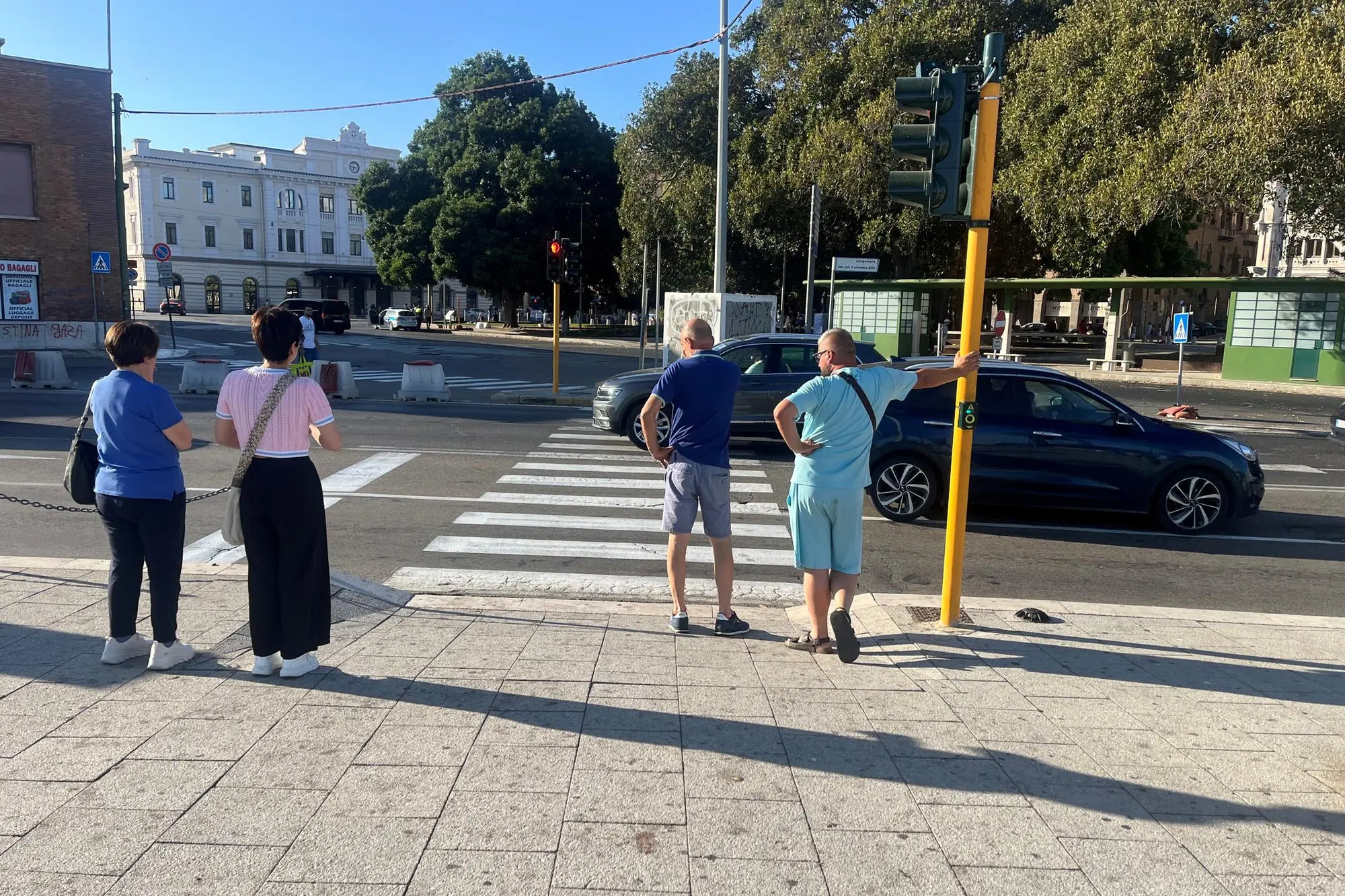 Il primo dei tre semafori da superare per raggiungere i portici di via Roma, a piedi