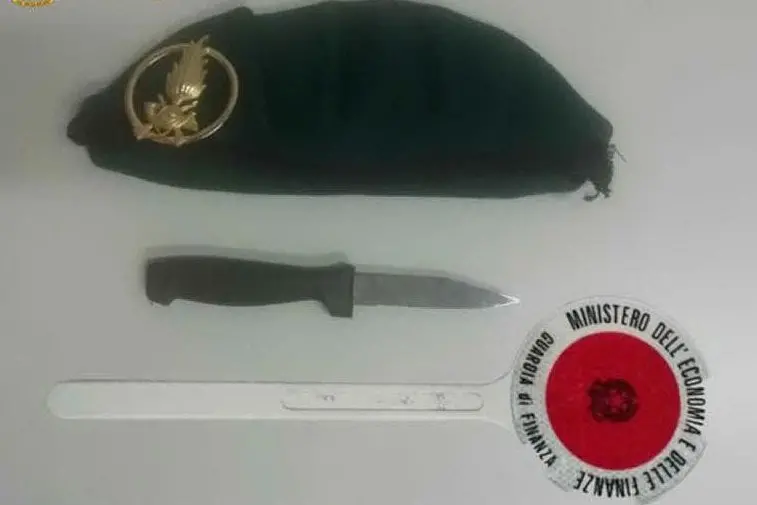 Il coltello sequestrato (foto Guardia di finanza)
