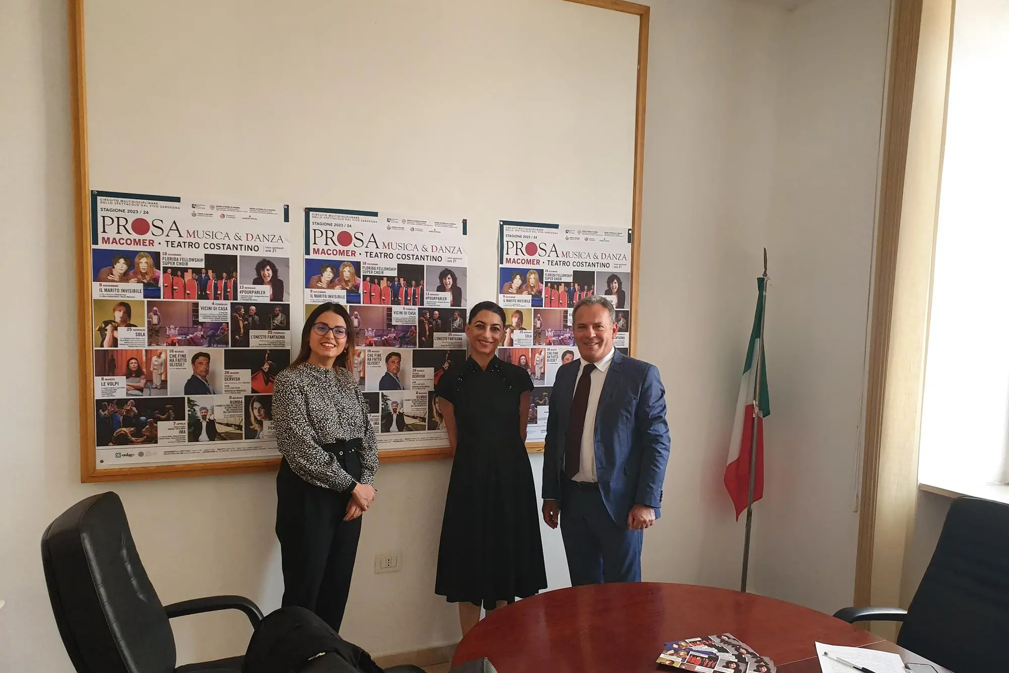 L'assessora Fabiana Cugusi, Valeria Ciabattoni e il sindaco Riccardo Uda presentano la stagione teatrale (foto Oggianu)