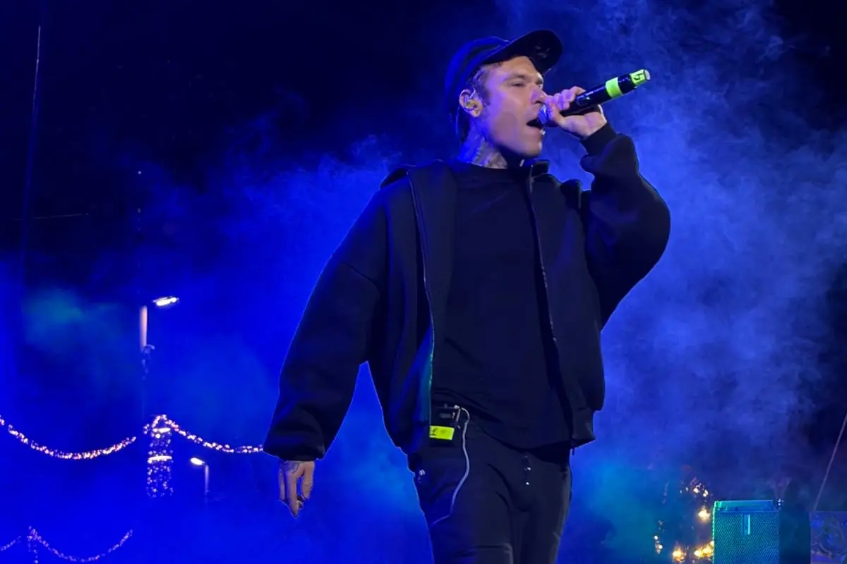 Fedez sul palco di piazza Roma