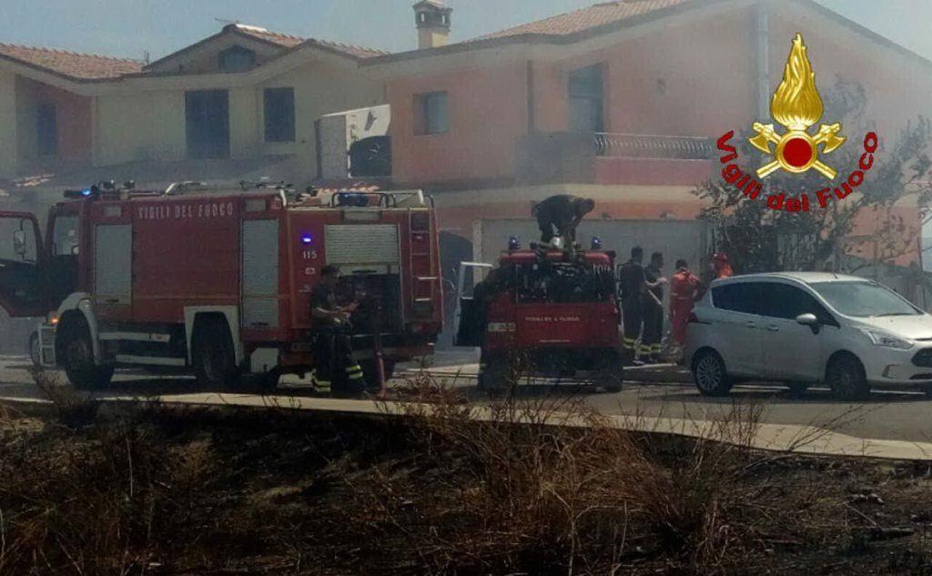 Vasto incendio a Selargius, le fiamme vicine al centro abitato