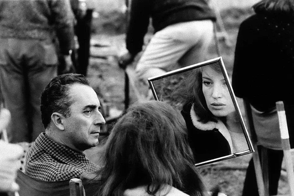 Monica Vitti e Michelangelo Antonioni durante le riprese di Deserto Rosso (foto Fusar/Ansa)