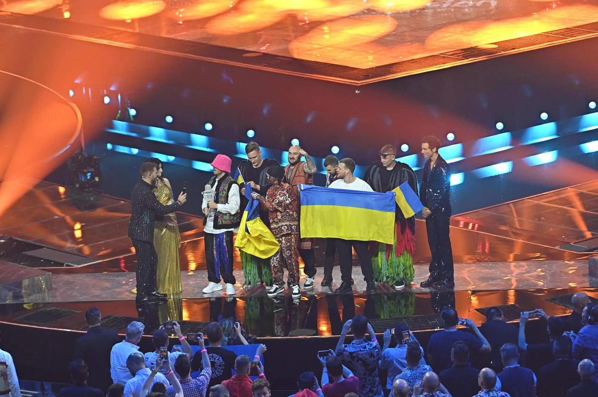 I vincitori sul palco con i presentatori Alessandro Cattelan, Laura Pausini e Mika (Ansa - Di Marco)