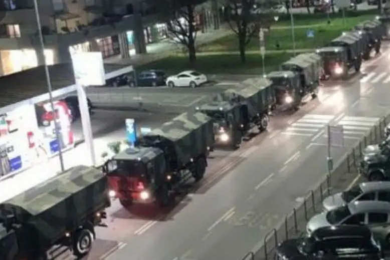 Camion militari trasportano le bare dei morti da Bergamo in altre città, a volte fuori regione (Ansa)