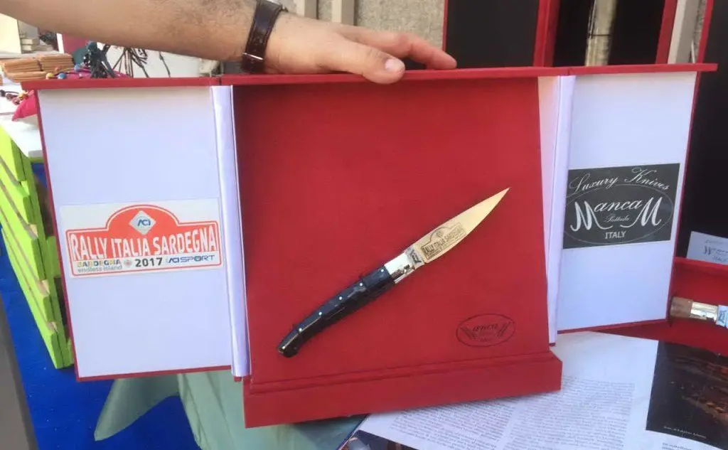 Il coltello di Pattada che verrà donato al vincitore della tappa del rally