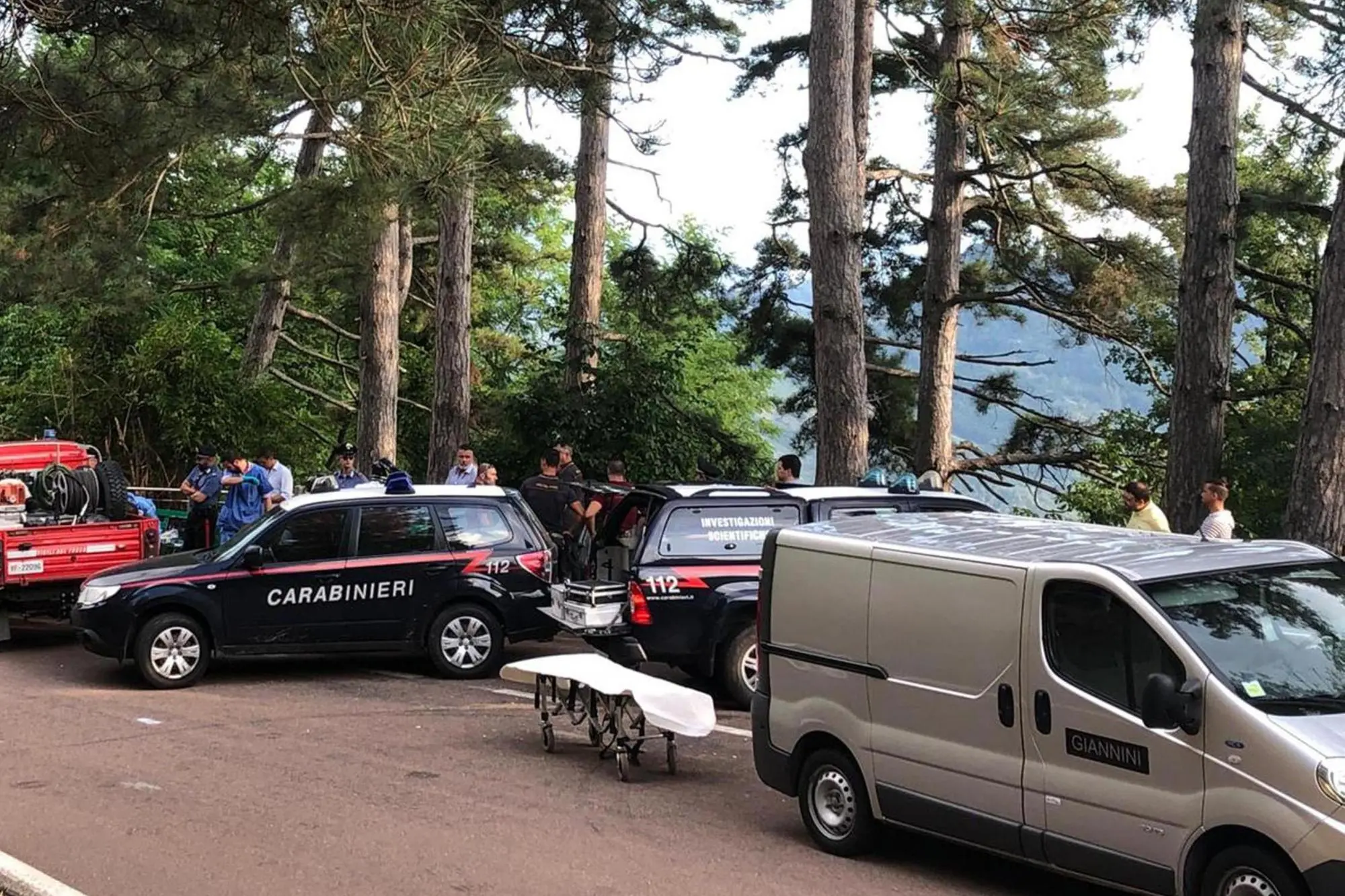 Una foto d'archivio sull'Appennino bolognese con carabinieri sul luogo del ritrovamento di un corpo (Ansa)