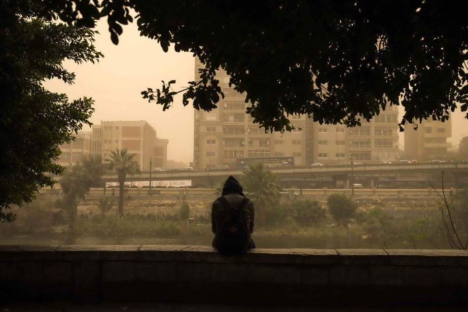 Tempesta di sabbia nel deserto, e al Cairo il cielo diventa giallo