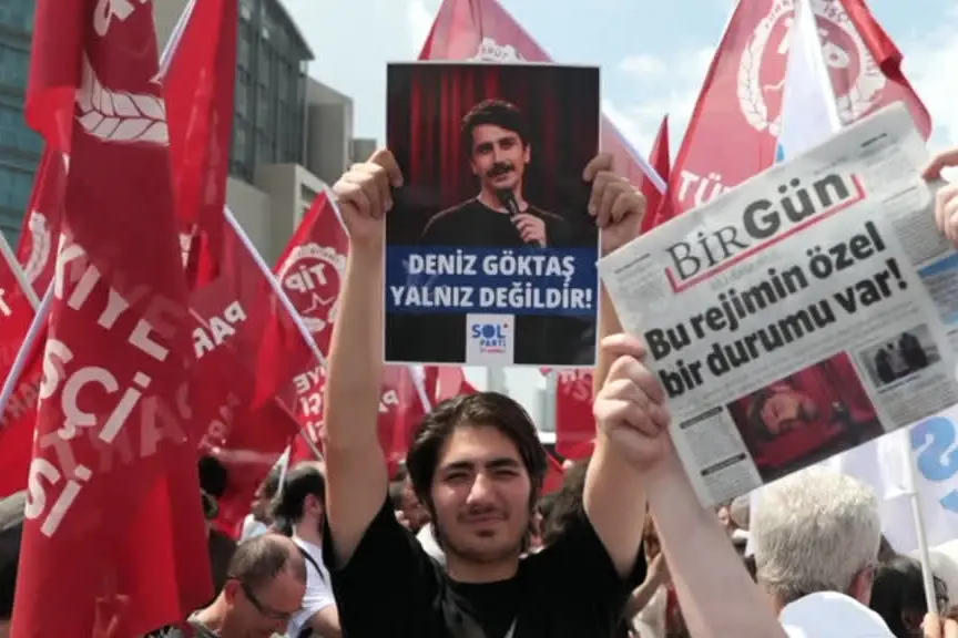 Nessuna ironia, proteste a Istanbul per l'arresto comico turco Goktas