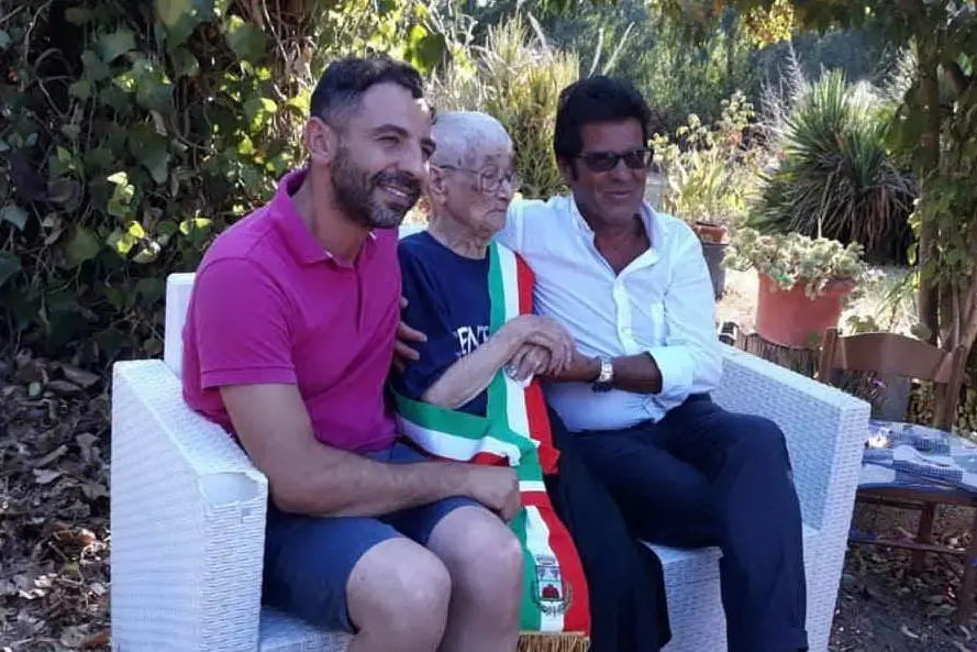 La nonnina di Castiadas col sindaco Eugenio Murgioni e il vice sindaco, assessore al turismo, Giuseppe Onano (foto Serreli)