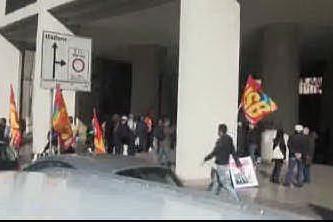 Cagliari, sit-in per lo sciopero generale Usb: Non c'è alcuna ripresa&quot;