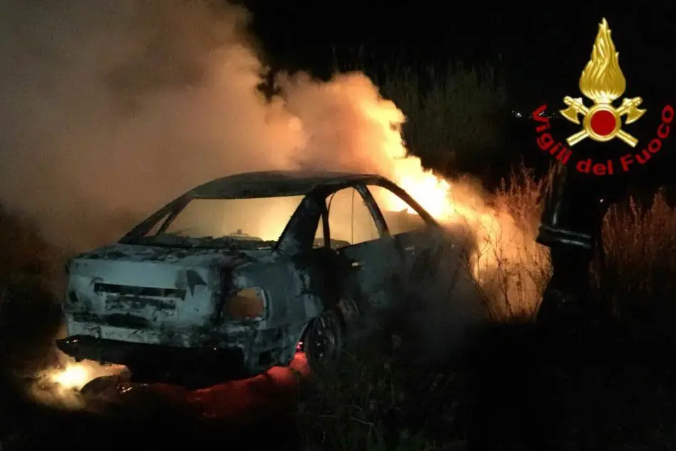 L'auto incendiata