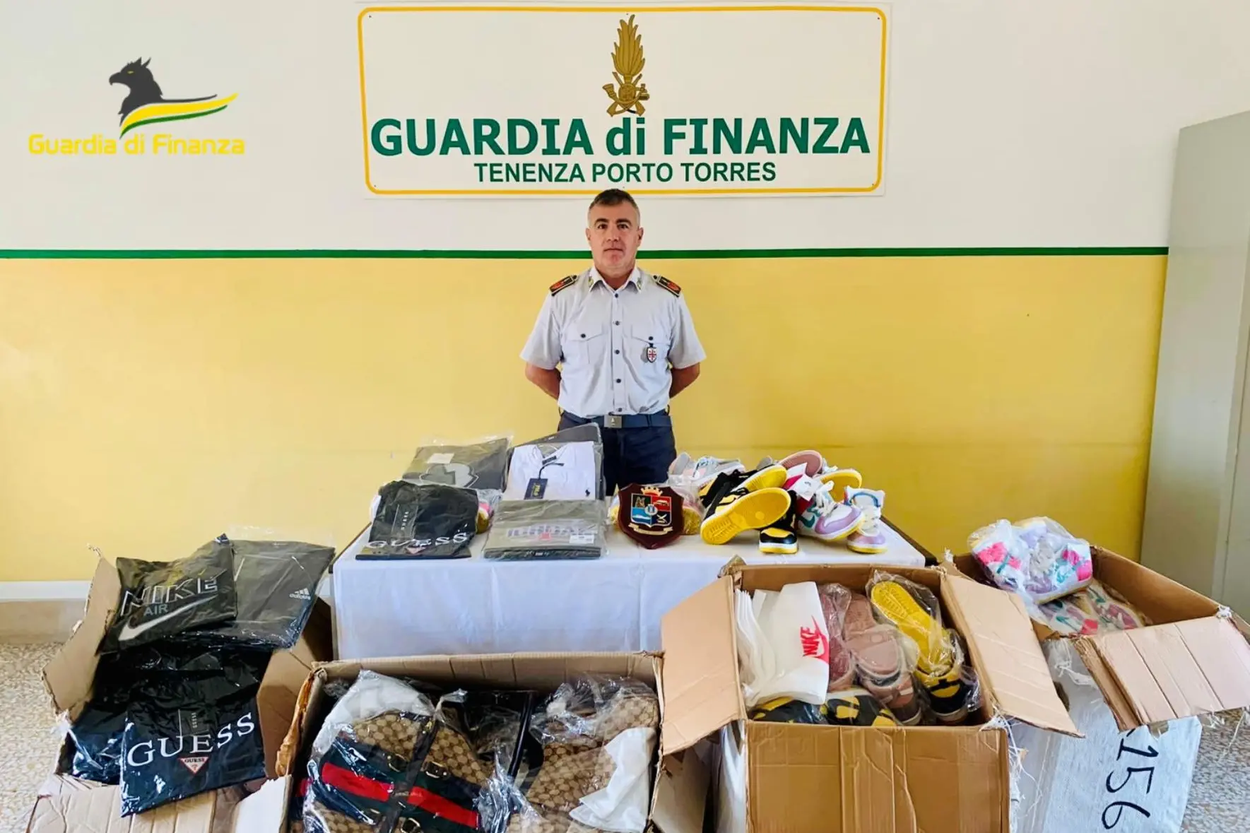 Oltre 20mila capi d’abbigliamento con marchi contraffatti: maxi sequestro della Gdf di Sassari (foto @GdF)