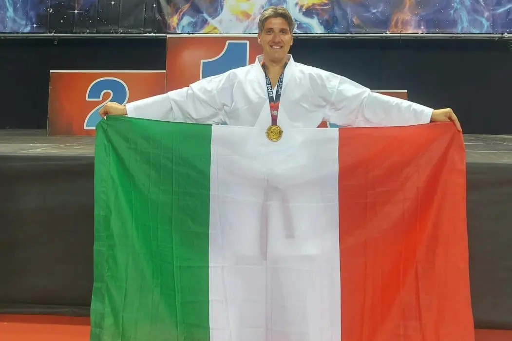Gino Emanuele Melis festeggia con la bandiera italiana al Campionato Mondiale di Szczecin (foto concessa)
