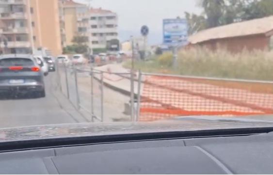 Cagliari, auto in colonna nella via Vesalio ristretta: ora arrivano le “chiusure dinamiche”