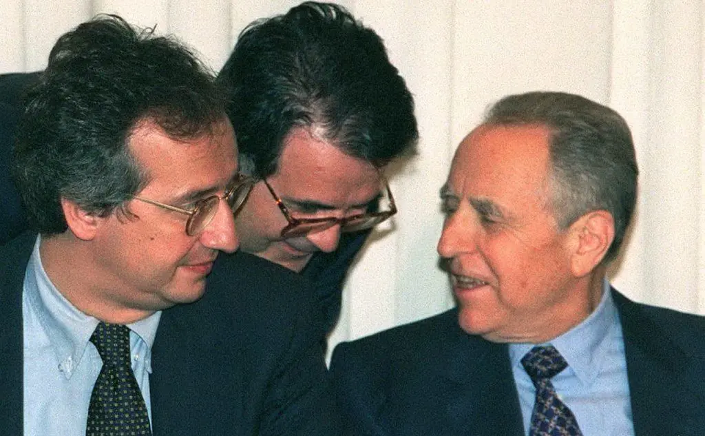 Un giovane Walter con Prodi e Ciampi (Ansa)