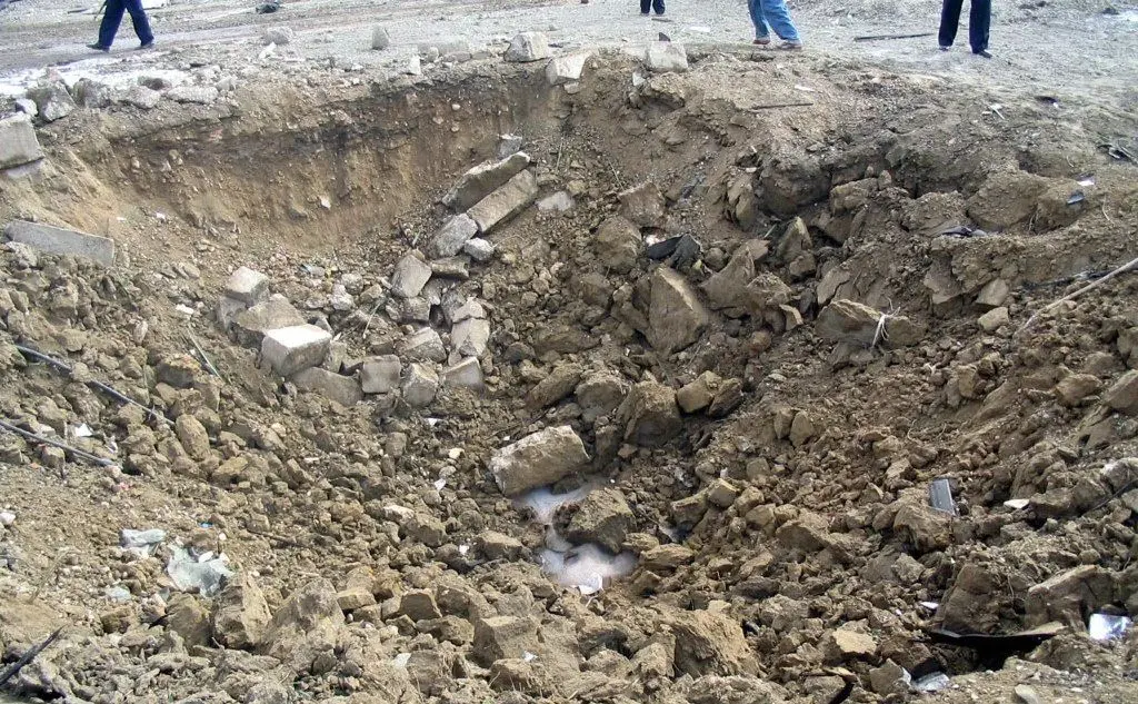 Il cratere provocato dall'esplosione dell'autobomba