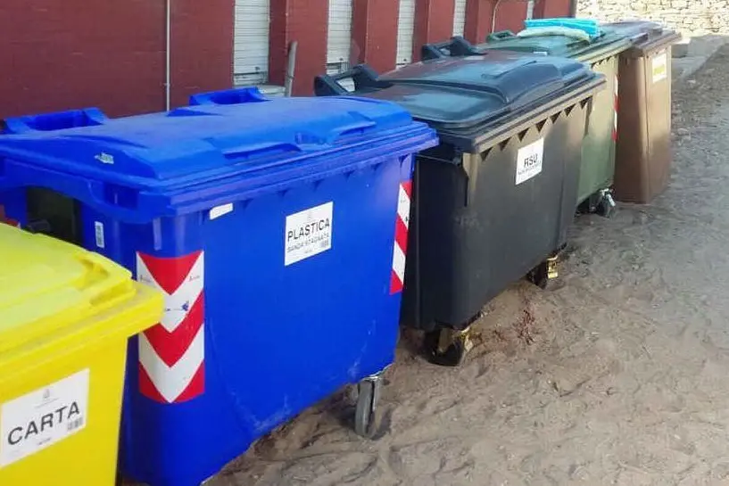 I nuovi raccoglitori dei rifiuti all'Asinara