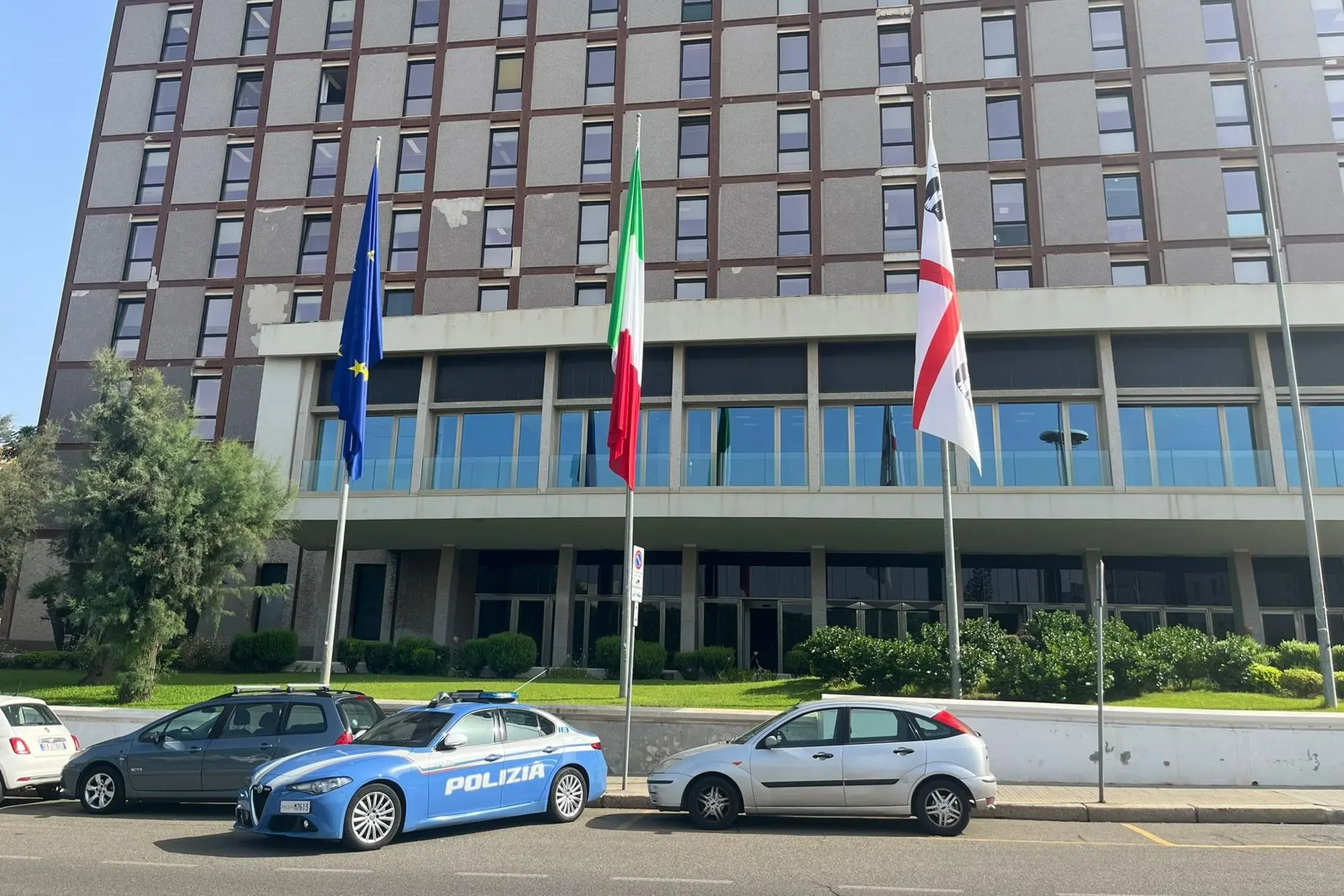 Polizia davanti al palazzo della Regione di viale Trento (Foto: Vercelli)