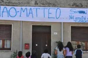 Striscione sulla facciata della casa dei familiari di Matteo Mureddu