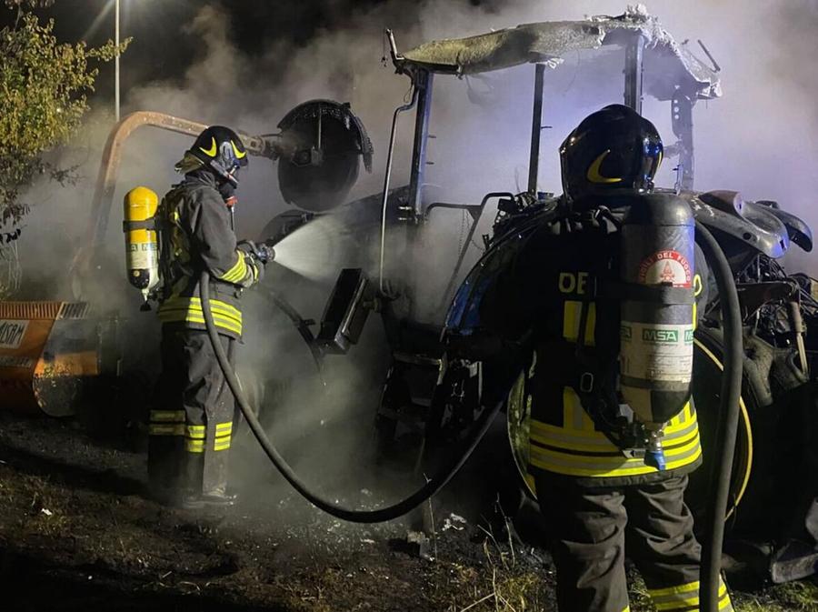 Trattore in fiamme, paura in piazza Italia