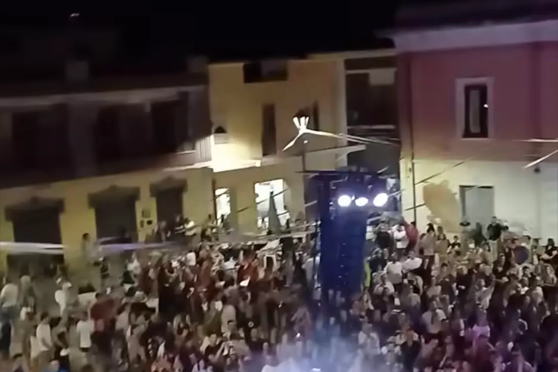 Piazza Marconi vestita a festa per la patrona Santa Chiara