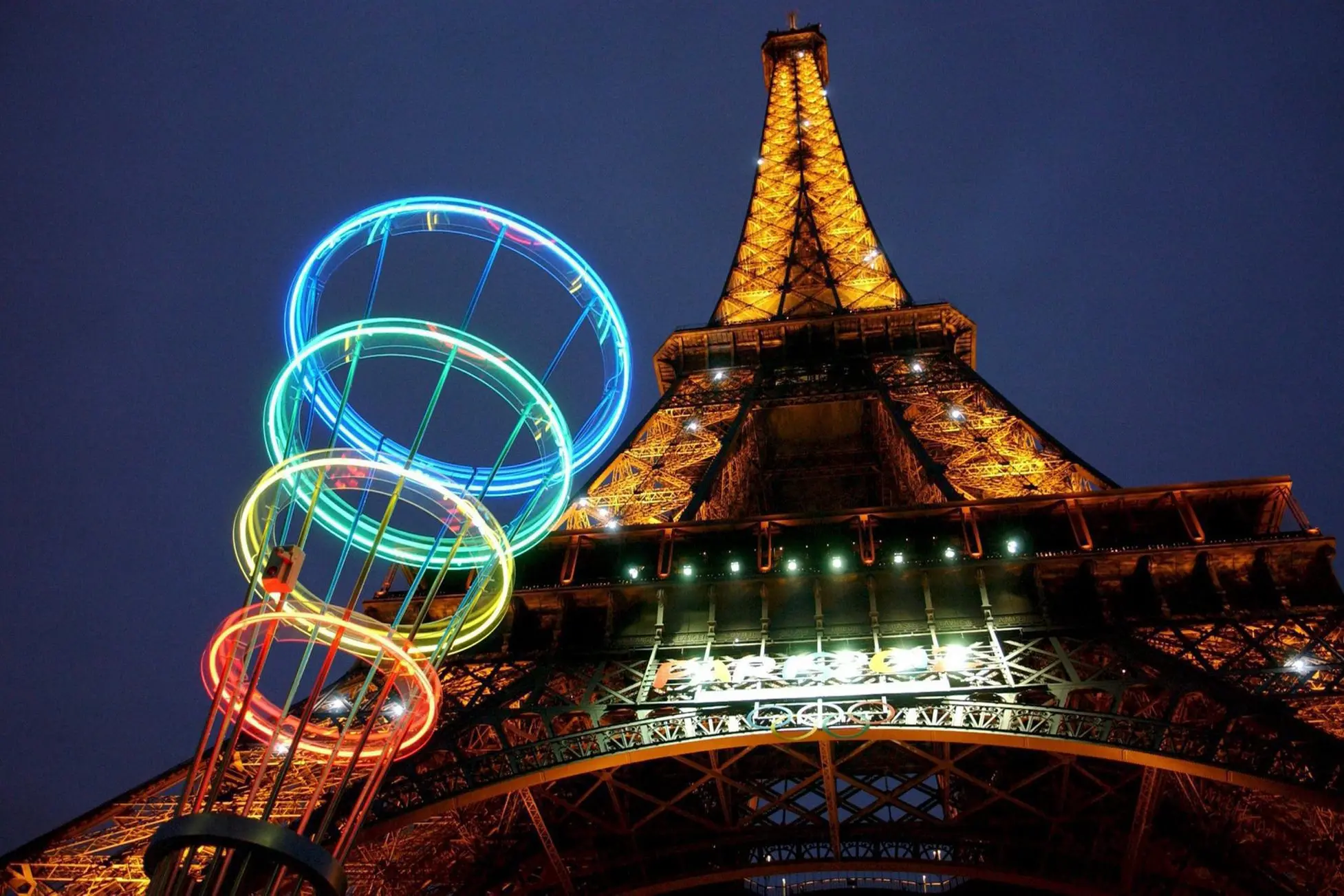 Un'immagine della Torre Eiffel illuminata