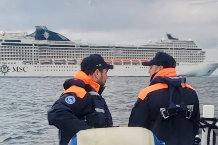 L'intervento di soccorso della Guardia Costiera di Porto Torres (foto Capitaneria)