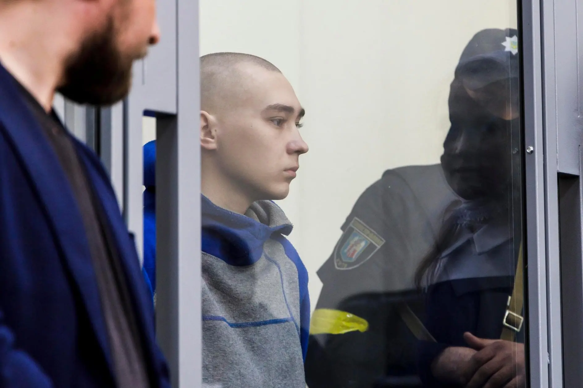 epa09944448 Russian serviceman Vadim Shishimarin (C) attends a court hearing in the Solomyansky district court in Kyiv, Ukraine, 13 May 2022. Vadim Shishimarin (21) is accused of killing an unarmed 62-year-old civilian man as Shishimarin fled with four other soldiers near Chupakha village in the Sumy area. Ukraine is holding the first war crimes trial amid the Russian invasion. Shishimarin faces possible life imprisonment if found guilty as the prosecutor's general office said. EPA/TANYA GORDIENKO