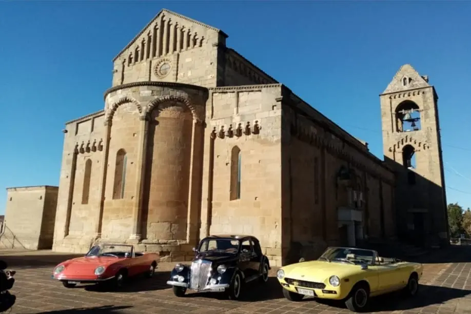 Auto d'epoca davanti alla chiesa di San Pantaleo a Dolianova