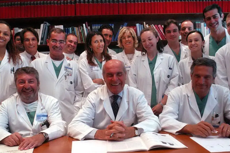 Un'immagine dei medici dello IEO con, al centro, l'indimenticato professor Umberto Veronesi