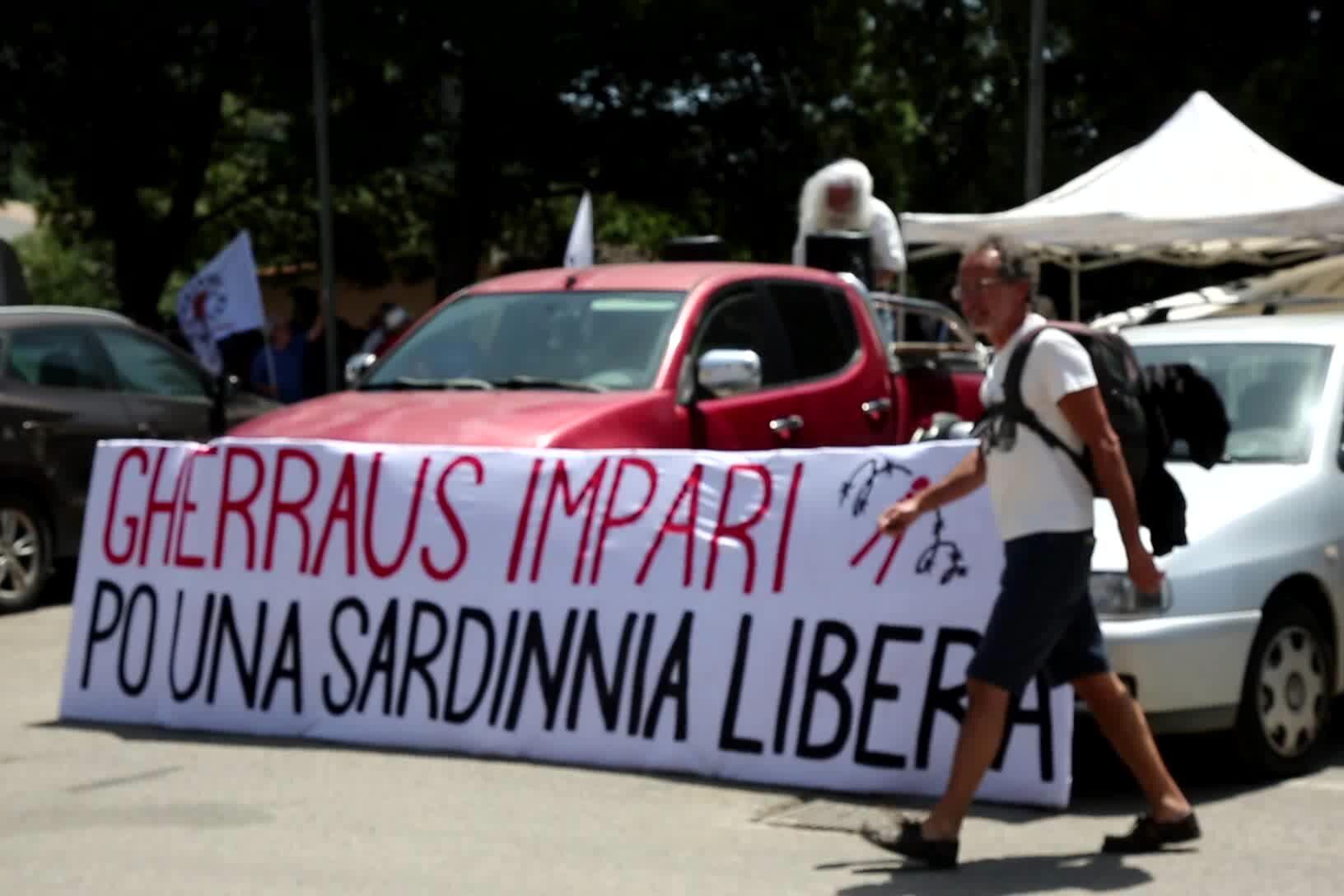Antimilitaristi in corteo tra Teulada e Sant'Anna Arresi: le immagini