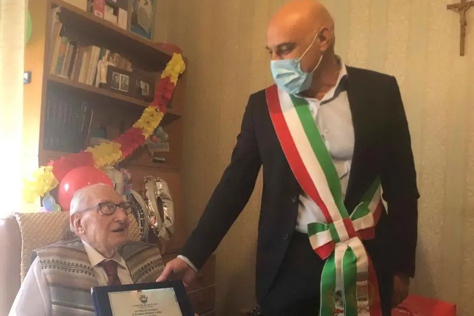 Marcello Langiu mentre riceve la targa (foto Pinna)