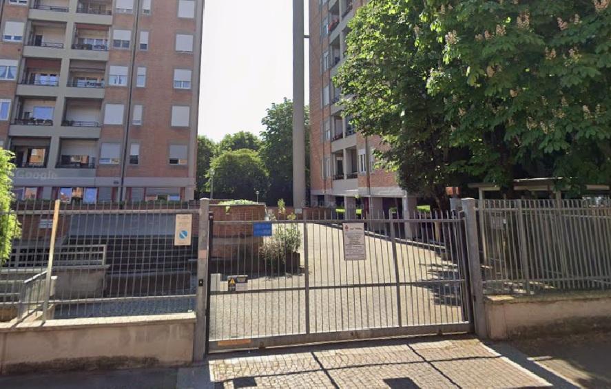 Sale sul tetto del palazzo per giocare con amici, dodicenne precipita e muore