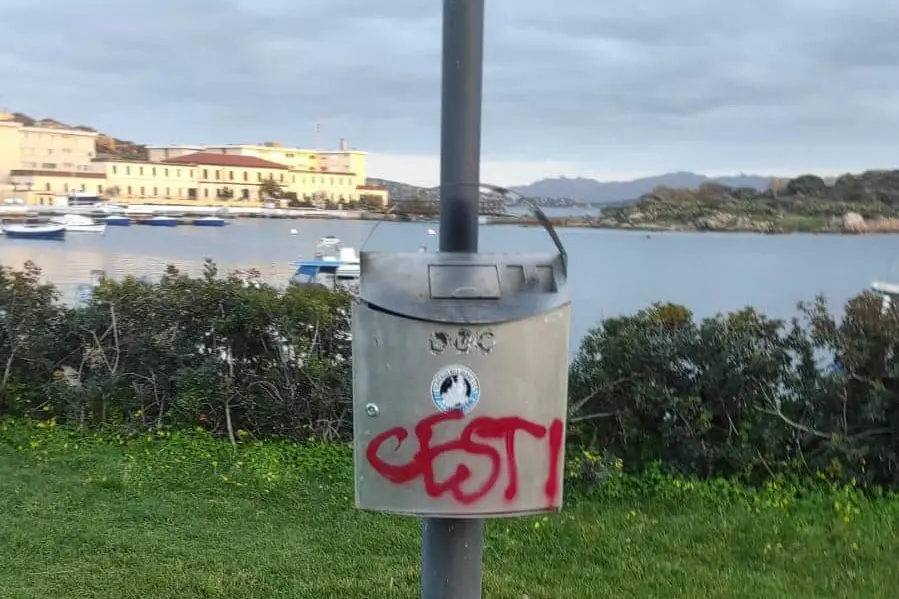 Un cestino dei rifiuti imbrattato dai vandali (foto Comune di La Maddalena)